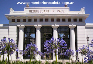 puerta de ingreso al Cementerio de Recoleta