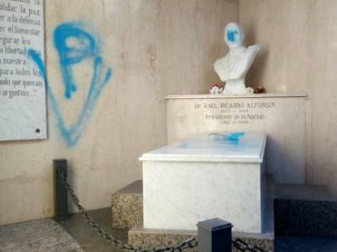 sepulcro de Alfonsin, vandalizado
