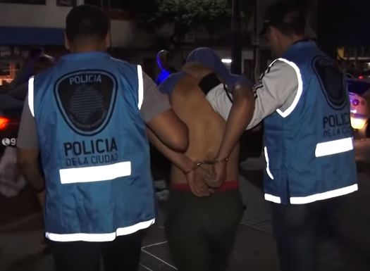 Hombre araña atrapado