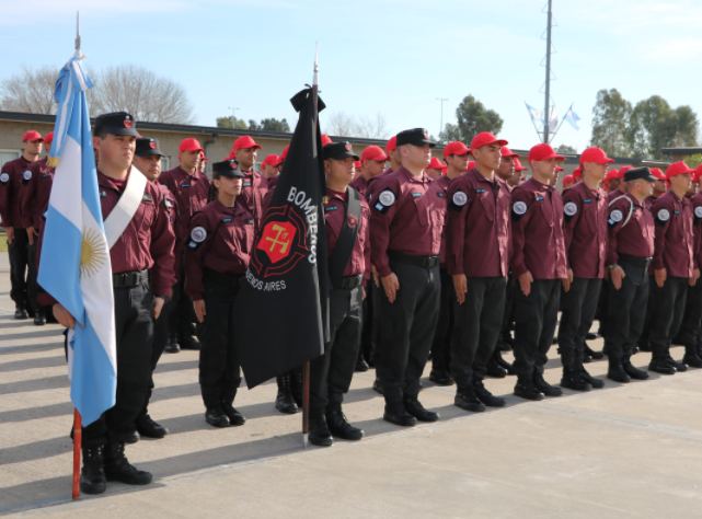 cadetes de policia juran la bandera