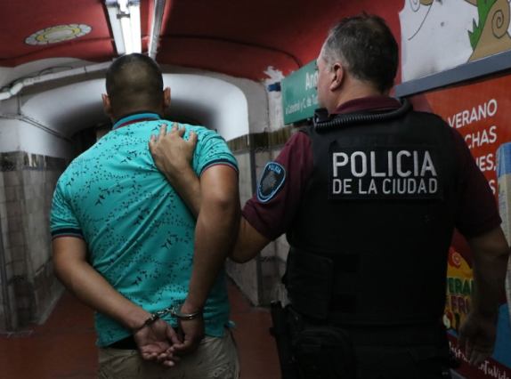 Ladron de celulares en subte D