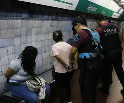 ladronas en el subte