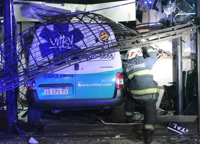 ambulancia dentro de local