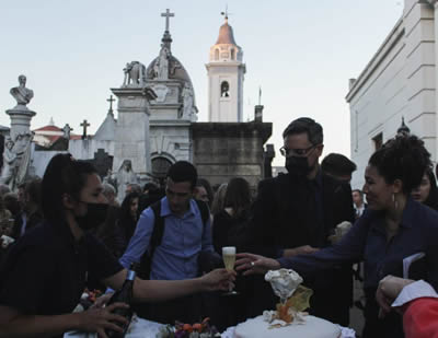 festejos en cementerio de Recoleta