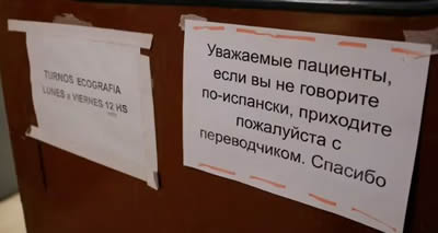 Carteles en ruso en Hospital Fernandez