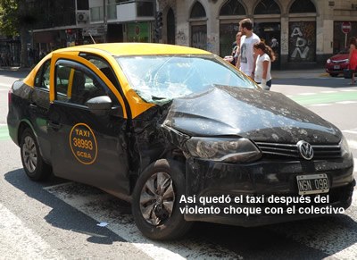 As qued el taxi luego de chocar con el colectivo